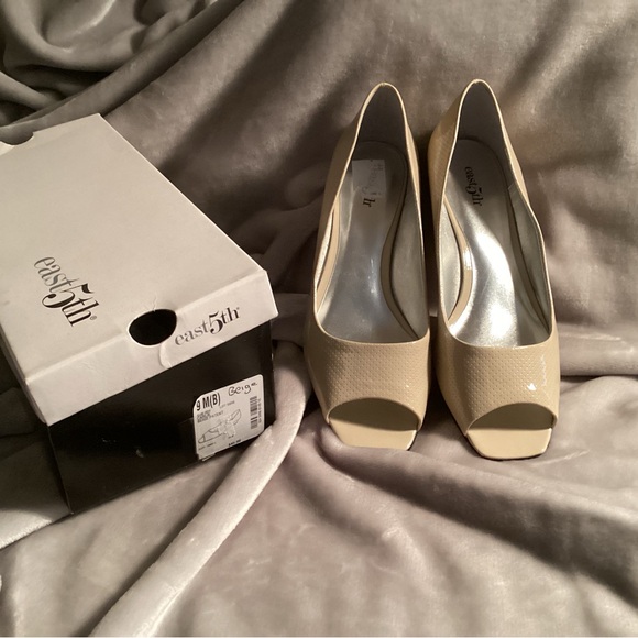 East 5th Beige pumps. NWT. New in Box size 9 - Picture 6 of 7